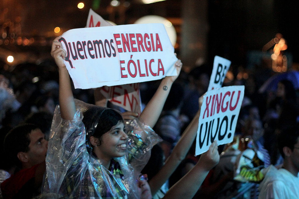 Parte do público aproveitou a ocasião para protestar contra a construção da Usina De Belo Monte