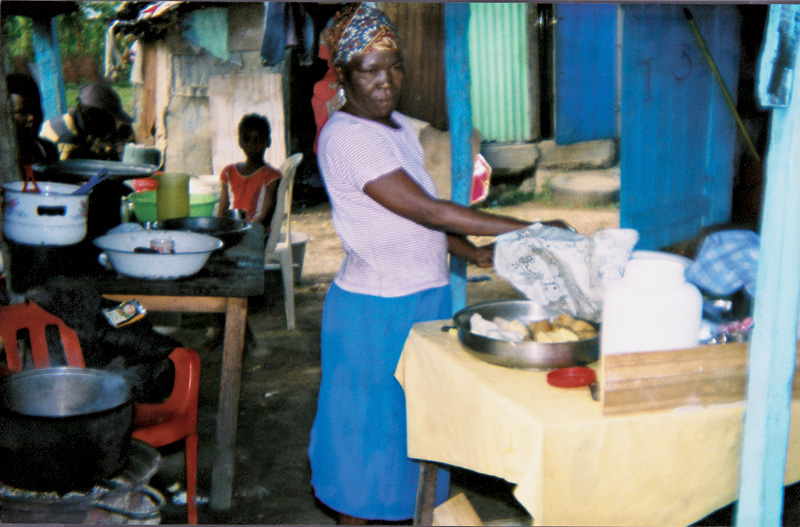 Num batey, senhora mostra o jantar: mandioca