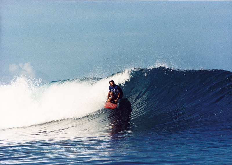 Numa das poucas escapadas que conseguiu dar nos últimos anos, Thyola surfa nas ilhas Mentawai, em 2000