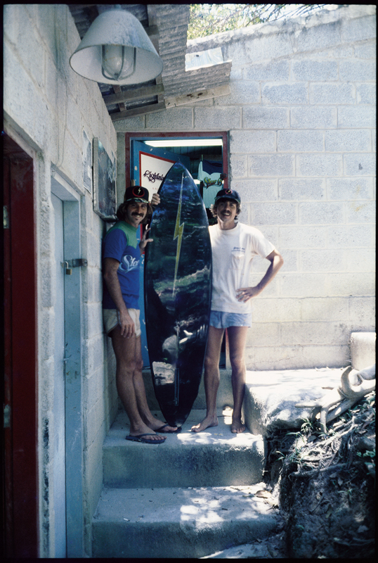 Mark Jackola e Thyola na primeira fábrica da Lightning Bolt, no Guarujá, em 1976