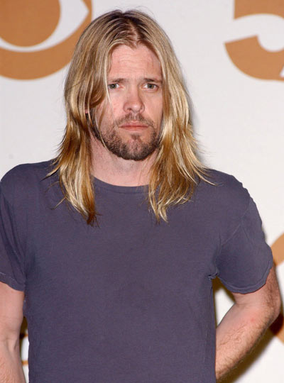 Taylor Hawkins - Nem escondido atrás da bateria Taylor Hawkins passa despercebido. Assim como o companheiro de banda, David Grohl, Taylor já tem um fã clube antigo da época em que tocava na banda de Alanis Morissette