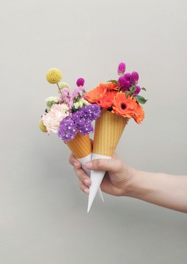 Bem simples: uma casquinha de sorvete e flores variadas