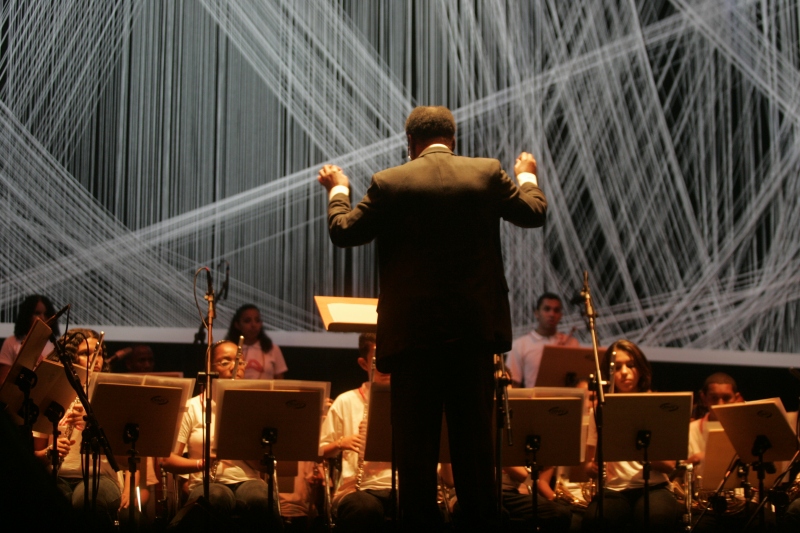 A orquestra do Auditório Ibirapuera acompanha a cantora Inaicyra