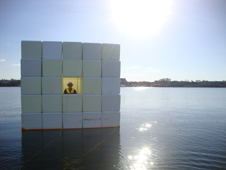 A primeira encarnação do OFNI em mostra no Lago Paranoá (Brasília, 2011)