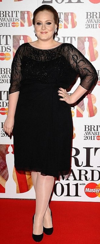 Moda - No vestuário, Adele está sempre elegante, mas infelizmente não foge muito do preto total. Aqui na noite Brit Awards 2011, onde brilhou cantando 'Someone Like You'