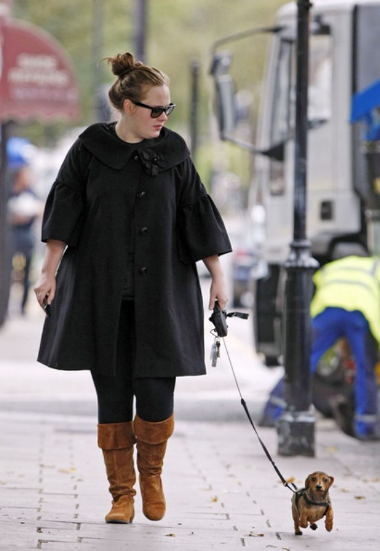 Moda - Passeando com seu cãozinho e mostrando que garotas de pernas grossas também ficam bem de botas de cano alto