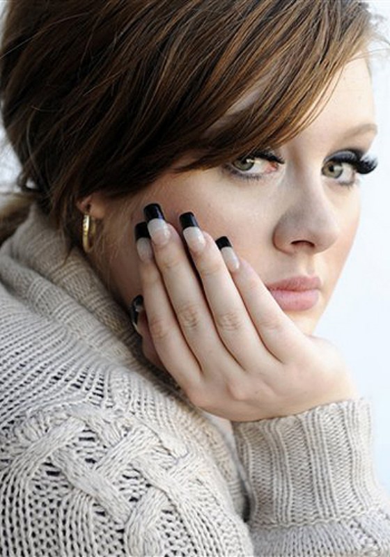 Unhas - Como várias artistas pop, Adele é chegada em unhas postiças bem longas. Aqui num estilo francesinha invertida