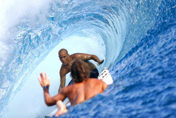 A premiada foto de 2009 com Andy Irons acenando para Kelly Slater