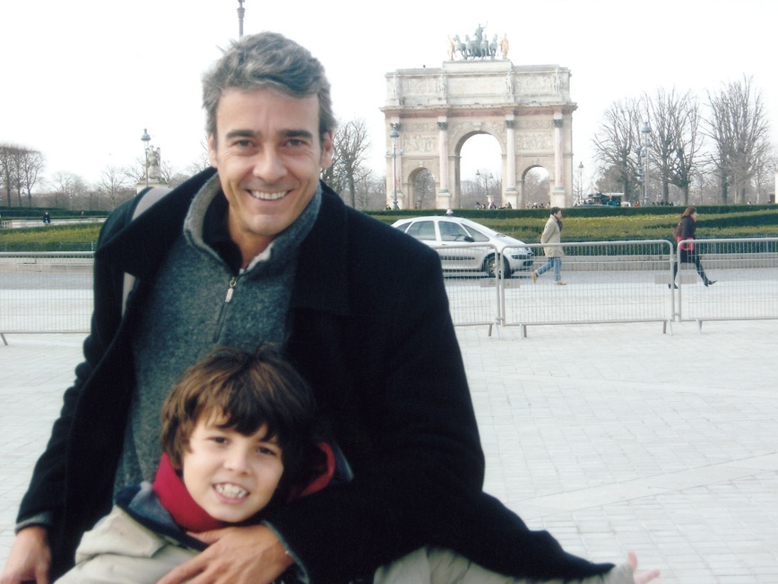De férias  em Paris, com o filho, Miguel