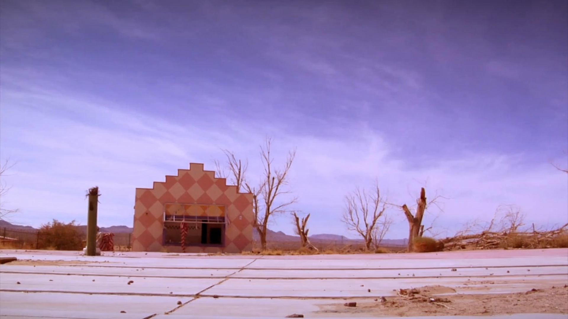 Cenas de Altered Route, filme que revive a memória do skate freestyle com sessão em parque aquático abandonado