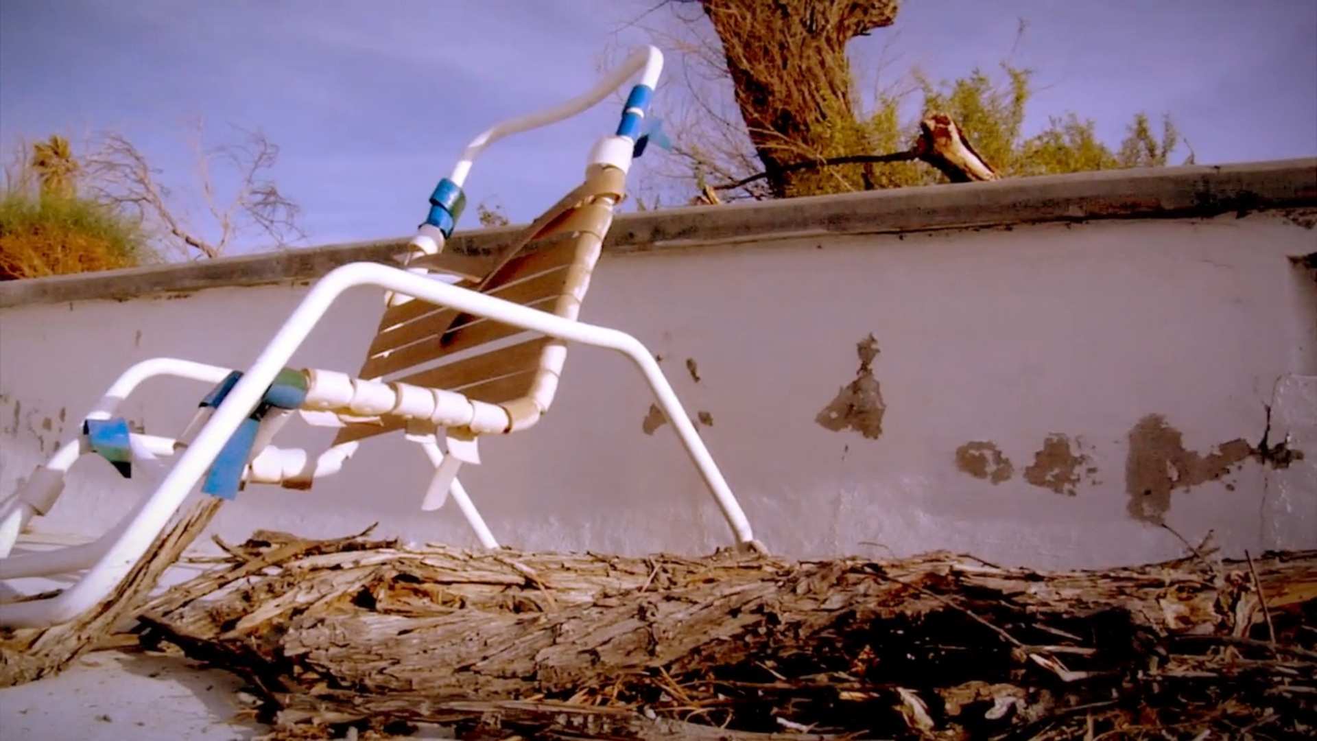 Cenas de Altered Route, filme que revive a memória do skate freestyle com sessão em parque aquático abandonado