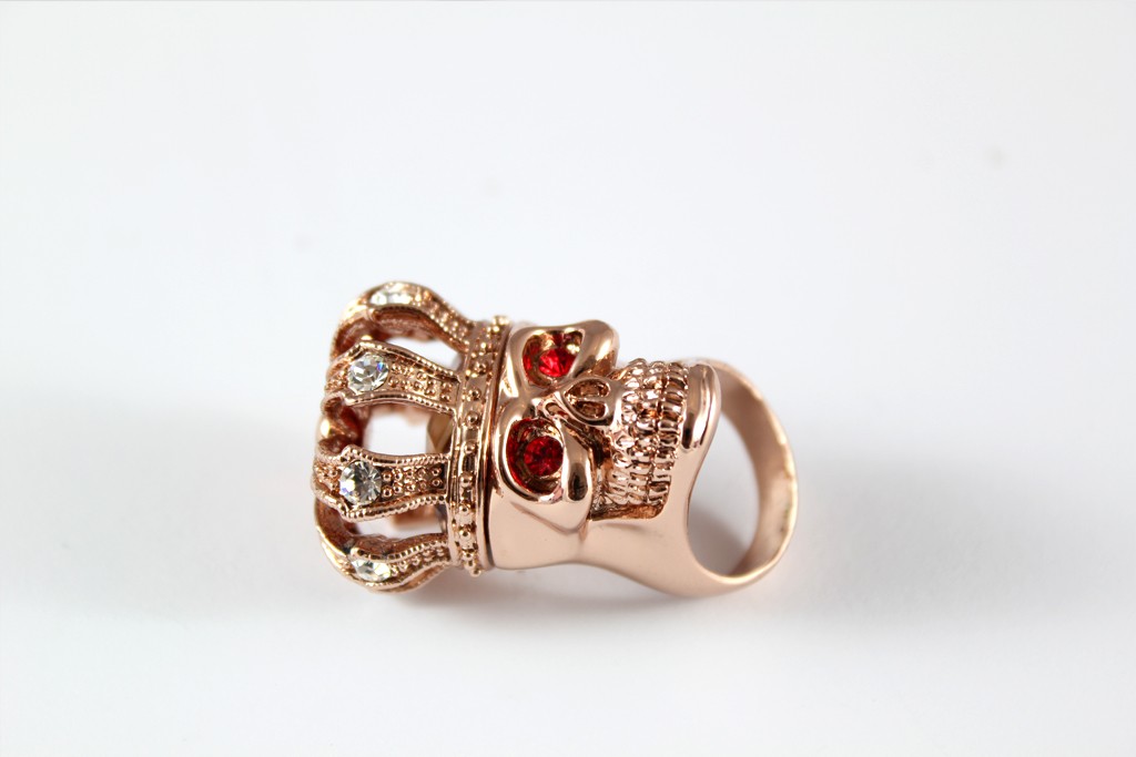 Anel de ouro rosa com cristais R$ 89