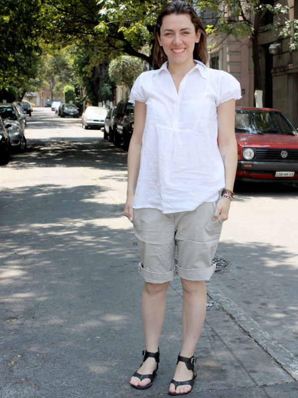 Domingo: Para passear pela cidade nesse tempo quente, nada melhor que uma bermudinha Oysho, uma camisa branca 100% algodão vintage da Dona Jeni (minha mãe) e uma sandália da Arezzo super confortável!