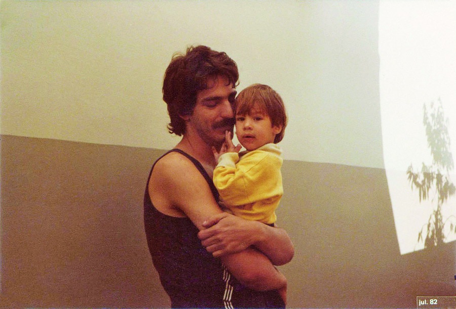 Com o filho Pedro em 1982
