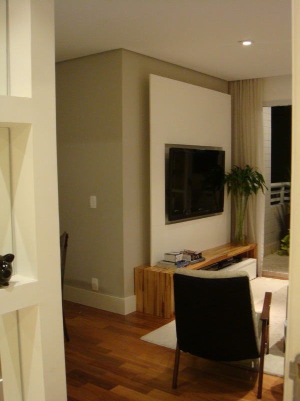 Sala com cor suave valorizada pelo rodapé branco l Projeto NeoArq