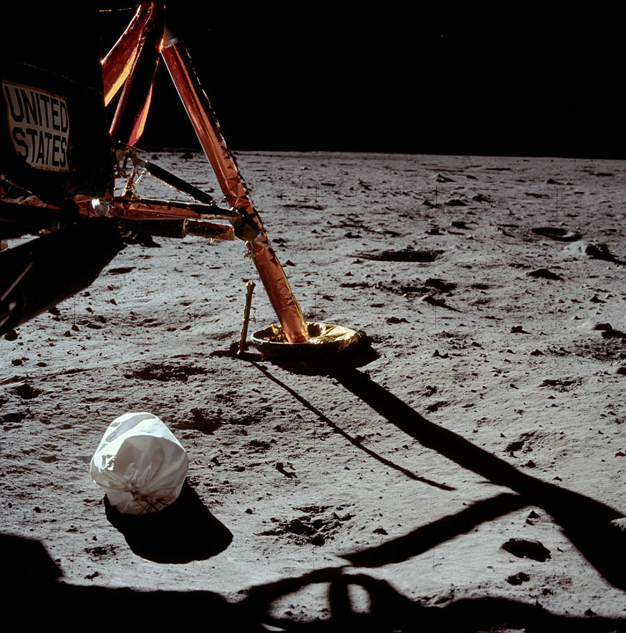 As imagens de Buzz Aldrin e de Neil Armstrong mostrando a primeira caminhada humana na Lua