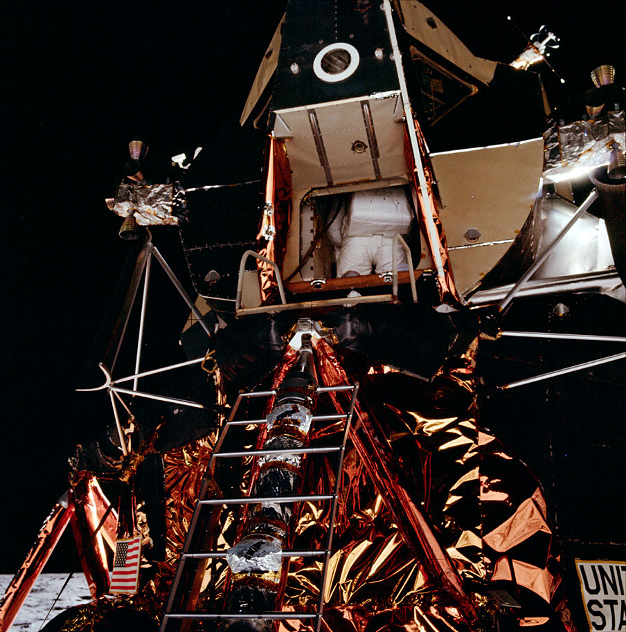 As imagens de Buzz Aldrin e de Neil Armstrong mostrando a primeira caminhada humana na Lua