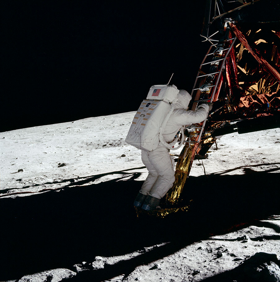 As imagens de Buzz Aldrin e de Neil Armstrong mostrando a primeira caminhada humana na Lua