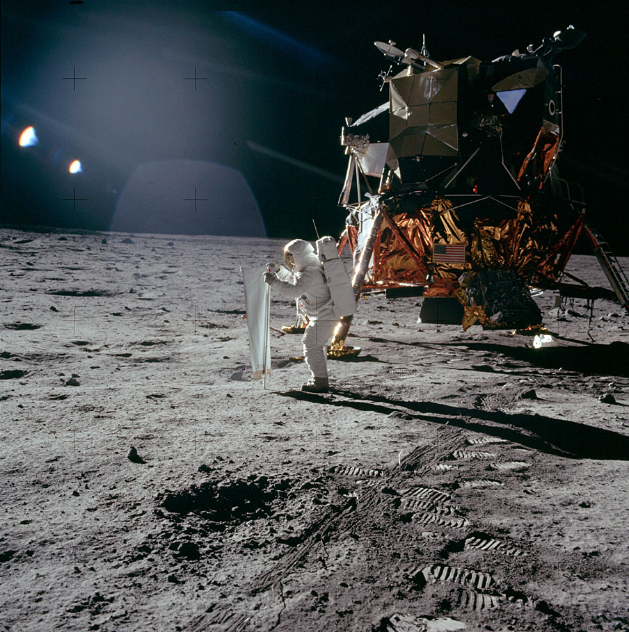 As imagens de Buzz Aldrin e de Neil Armstrong mostrando a primeira caminhada humana na Lua