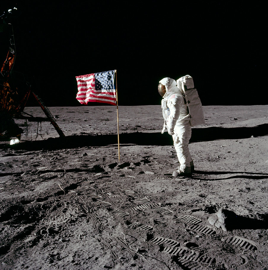 As imagens de Buzz Aldrin e de Neil Armstrong mostrando a primeira caminhada humana na Lua