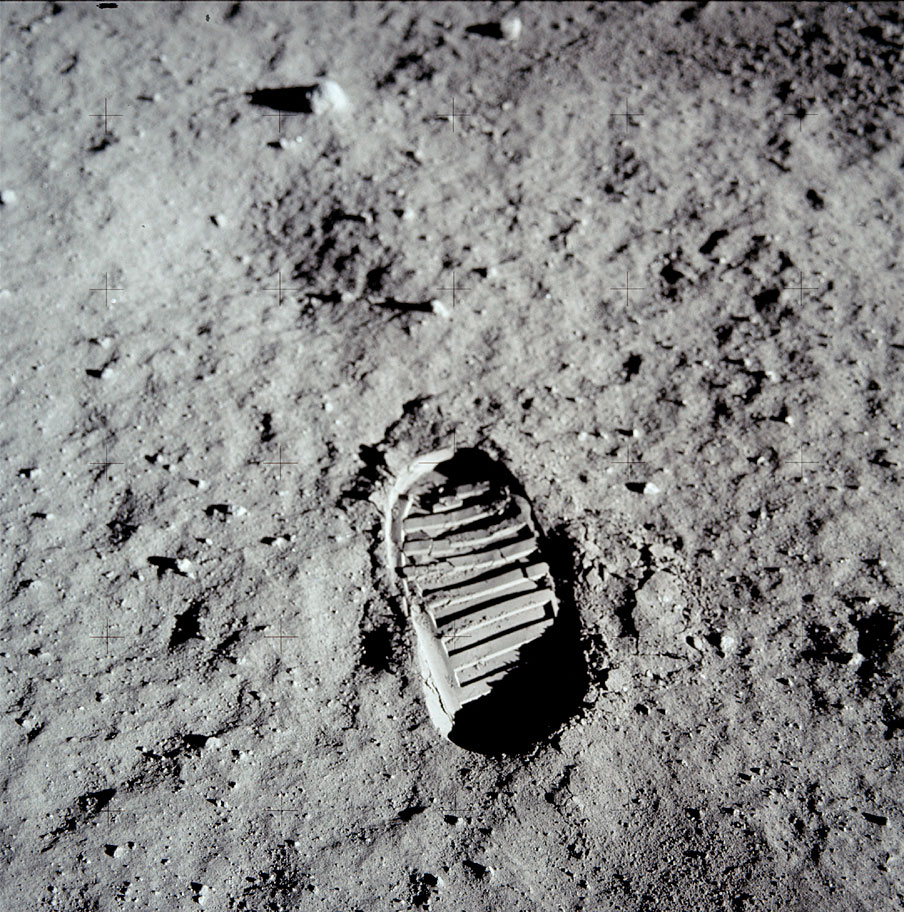 As imagens de Buzz Aldrin e de Neil Armstrong mostrando a primeira caminhada humana na Lua