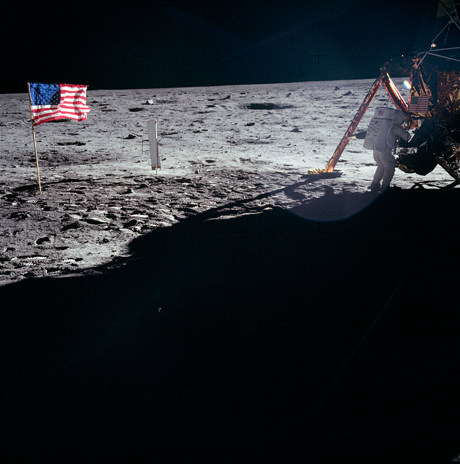 As imagens de Buzz Aldrin e de Neil Armstrong mostrando a primeira caminhada humana na Lua