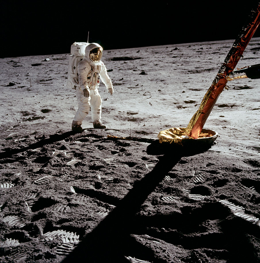 As imagens de Buzz Aldrin e de Neil Armstrong mostrando a primeira caminhada humana na Lua