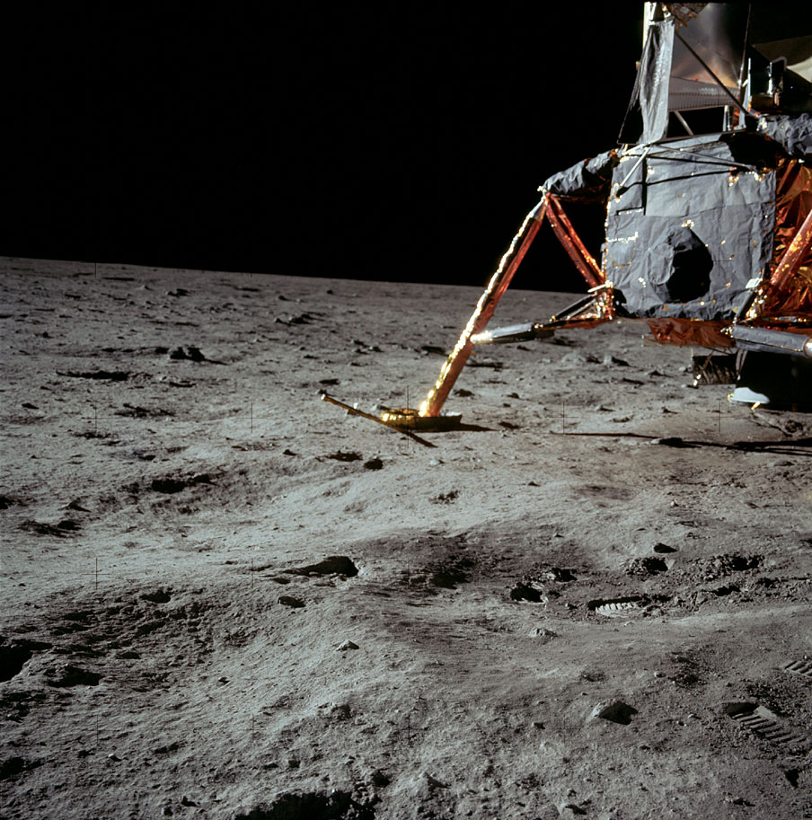 As imagens de Buzz Aldrin e de Neil Armstrong mostrando a primeira caminhada humana na Lua