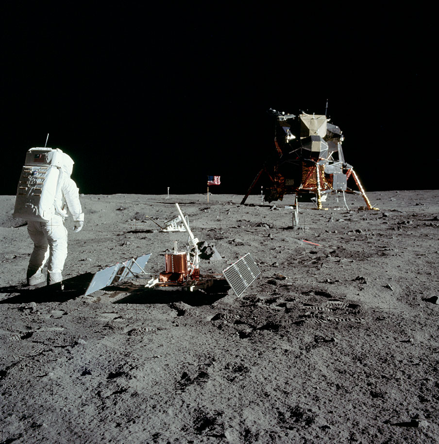 As imagens de Buzz Aldrin e de Neil Armstrong mostrando a primeira caminhada humana na Lua