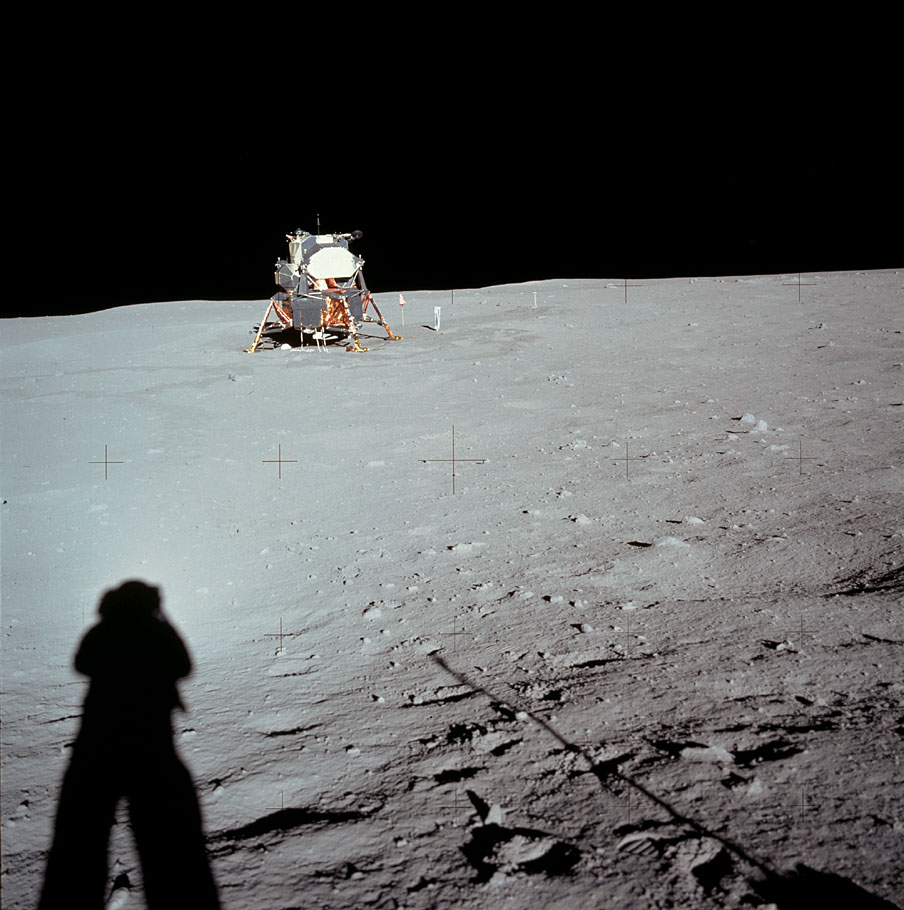 As imagens de Buzz Aldrin e de Neil Armstrong mostrando a primeira caminhada humana na Lua