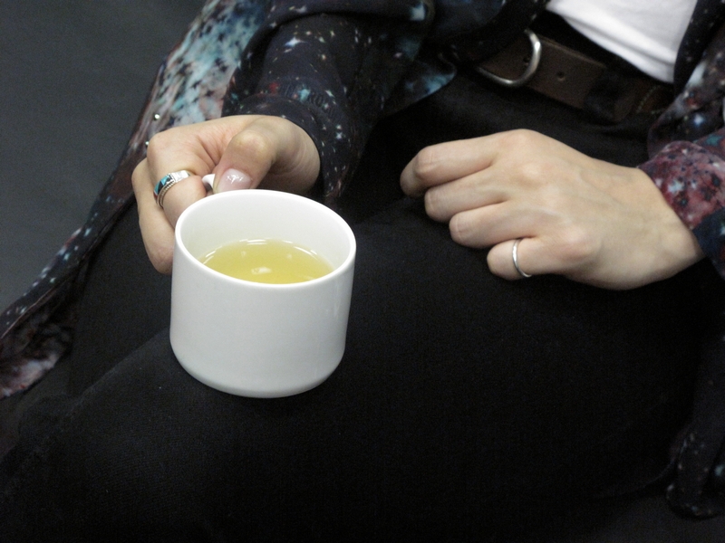 Natasha Khan pede um chá durante a entrevista
