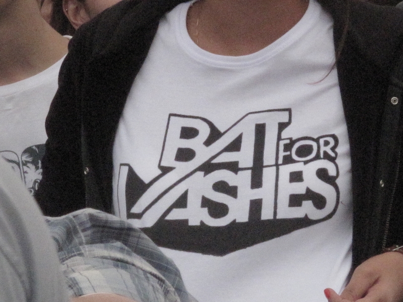 Entre os fãs de Coldplay, a garota exibe a camiseta do Bat for Lashes