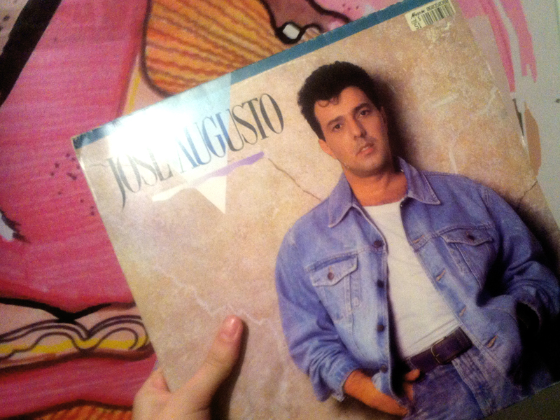 “Um disco do José Augusto que eu nunca ouvi, mas que fica de enfeite na sala - ele está de jeans com jeans, muito gato”