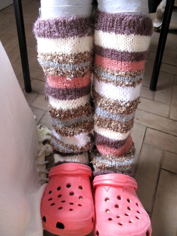 2. Polainas com sapato Crocs: não precisa estar frio para eu vestir minhas polainas de tricô e o sapato Crocs para ficar em casa. Polaina eu uso muito porque sou super friorenta e essa combinação me parece bem particular!