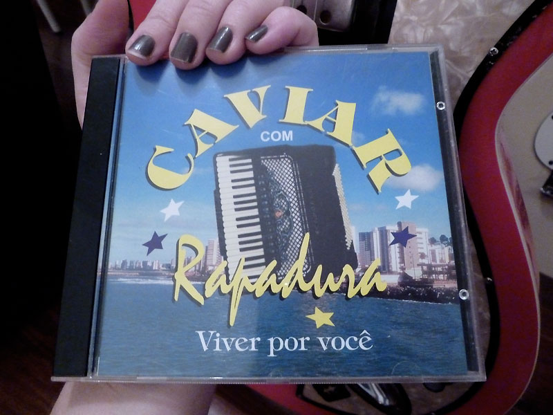 “Este disco é o meu favorito da época em que morei quatro meses no sertão da Bahia, enquanto trabalhava como produtora de objetos no longa-metragem Eu, tu, eles. O disco é do grupo Caviar com Rapadura e sei quase todas as músicas de cor. Um dia ainda vou tocar uma música deles no meu show. Pior (ou melhor): eu choro todas as vezes em que ouço esse álbum.”