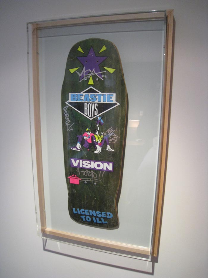 Clássico da Vision, o shape dos Beastie Boys lançado em 1987