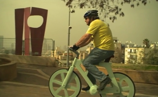 A bike de papelão do designer israelense Izhar Gafni