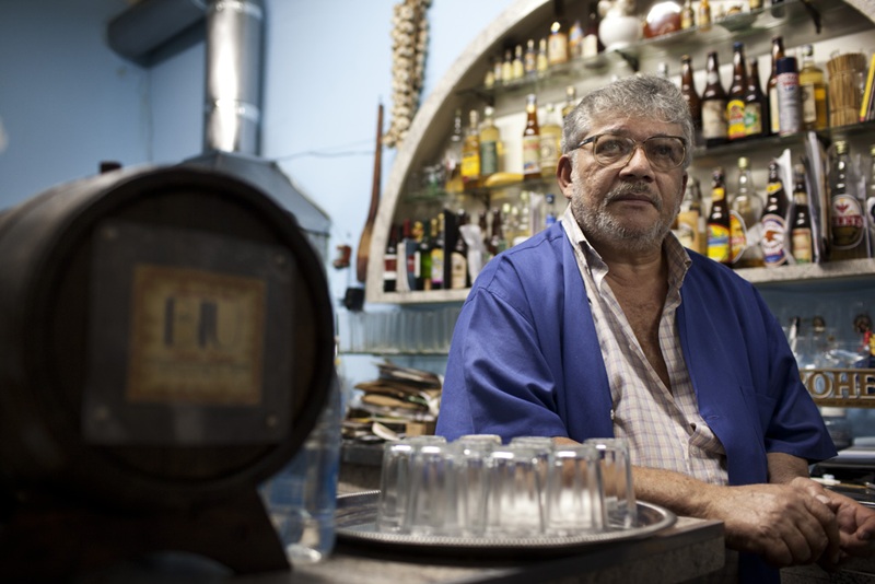 Severino Gomes da Silva, o Biu, no balcão de seu bar