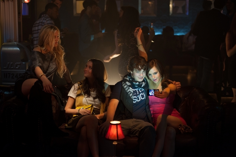 Claire Julien (Chloe), Katie Chang (Rebecca), Israel Broussard (Marc) e Emma Watson (Nicki): a gangue completa