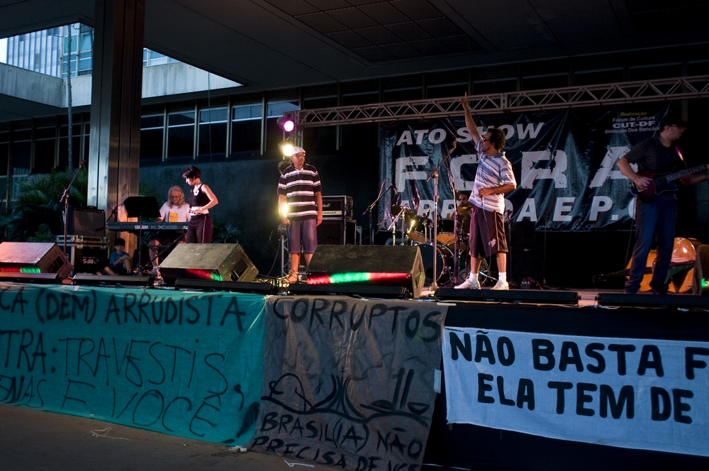 Nego Dé (boné branco) e GOG cantam em show organizado pelos alunos da UNB, pedindo a renúncia do governador José Arruda (ex-DEM)
