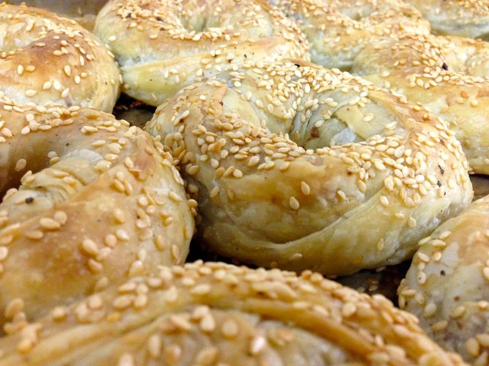 No Bom Retiro, além de roupas e tecidos também é possível encontrar boa culinária. A Casa Búlgara, fundada pela Dona Lina, vende as famosas burekas, que são roscas folhadas com diversos recheios salgados e doces. Fica na Rua Silva Pinto, 356, fone (11) 3222-9849