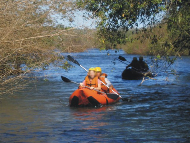 Depois de 9 quilômetros da trilha, é possível remar no rio Iguaçu em caiaque duck inflável.