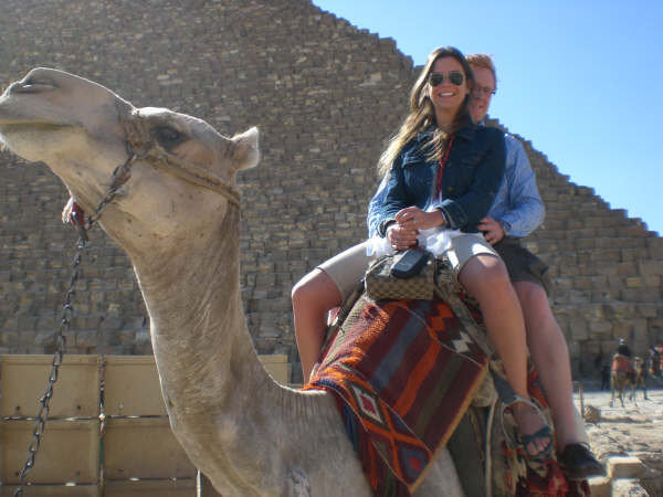 Mercedez, Ladas e camelos dividem a mesma faixa de trânsito ao redor do Nilo