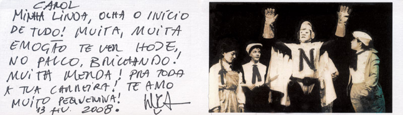 Bilhete do pai, quando a viu em Dona Flor; Carol (à esq.) aos 16 anos, em cena, com o pai (com “N” na blusa), na peça que não pôde encenar por ser menor de idade