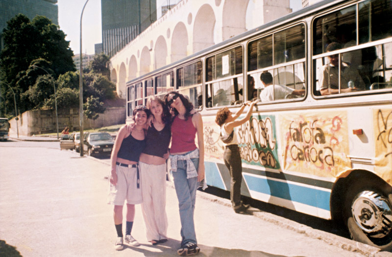 Aos 15 anos, ao lado de amigas, na Lapa, Rio de Janeiro