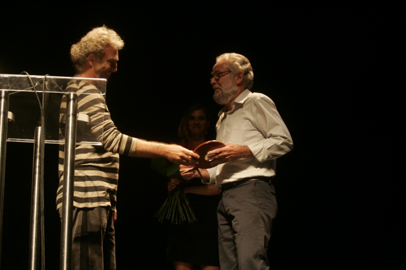 Carlos Motta entrega o prêmio a José Carlos Meirelles