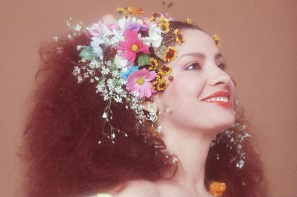 Lana Del Rey também já está muito batido. Uma coroa de flores na cabeça e um vestido branco fazem um lindo look Clara Nunes