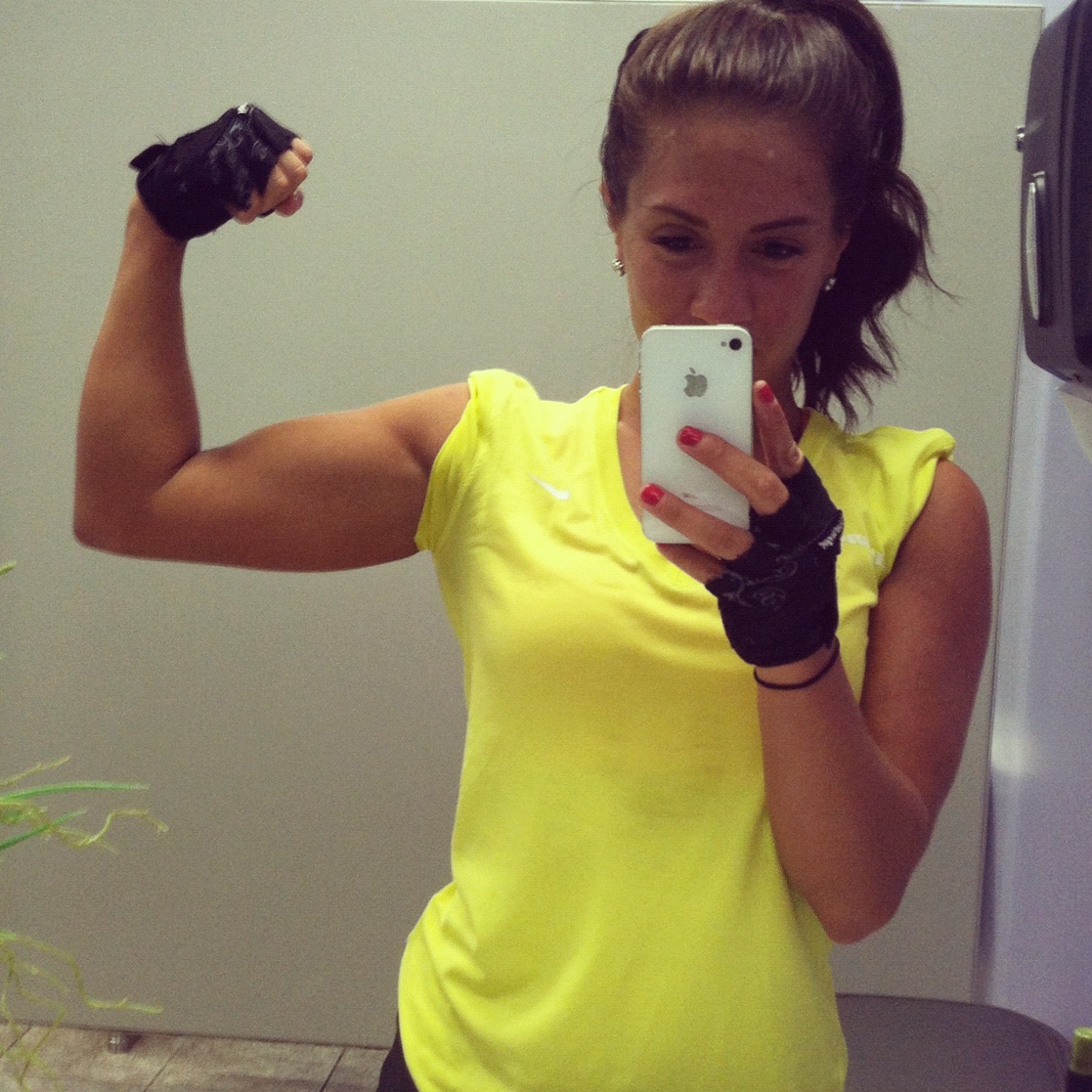 Que tal sair de blogueira fitness? Uma roupa de ginástica bem cheguei e um celular de papelão renderão muitas #selfies engraçadas
