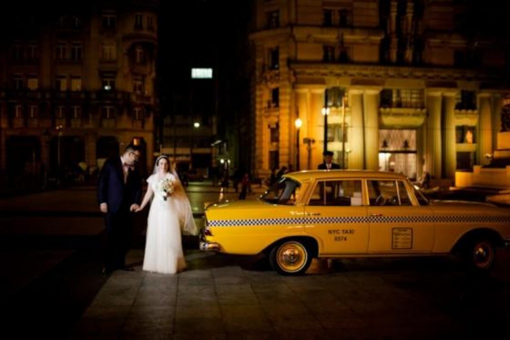 8)  A Julia é daquelas noivas únicas. Ao invés de carro antigo, chegou na igreja num taxi amarelo de Nova York