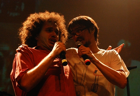 Gustavo Cabelo, da Trupe Chá de Boldo e Peri Pane, participando do coro carnavalesco de   Desquite no show do Cérebro